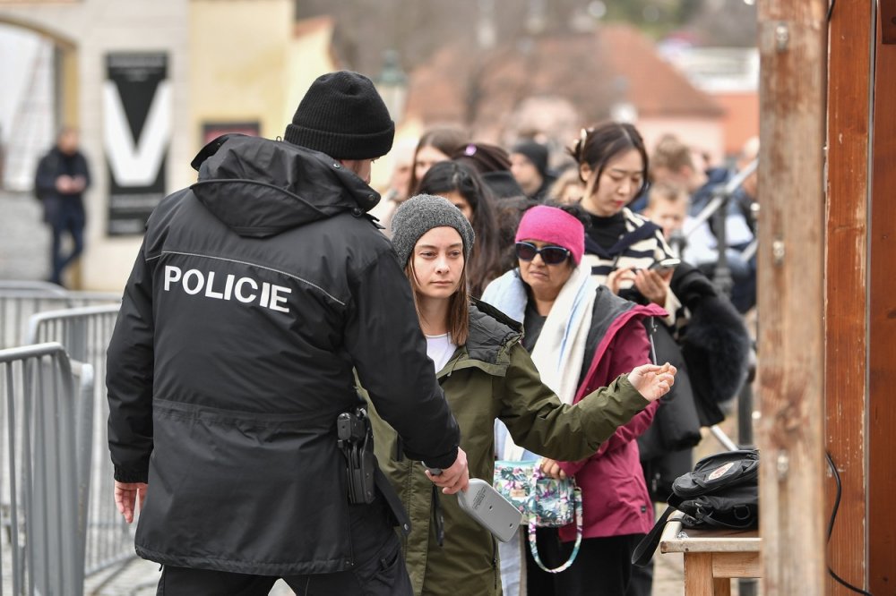 Policie kontroluje návštěvníky při inauguraci nově zvoleného prezidenta Petra Pavla, 9. března 2023, Pražský hrad.