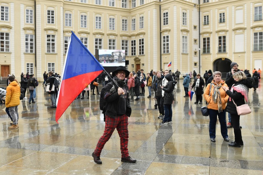 Návštěvníci na třetím nádvoří čekají na inauguraci nově zvoleného prezidenta Petra Pavla, 9. března 2023, Pražský hrad.