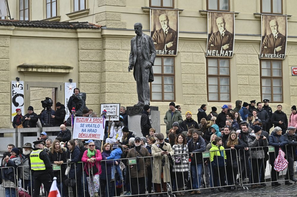 Návštěvníci čekají na inauguraci nově zvoleného prezidenta Petra Pavla, 9. března 2023, Pražský hrad.