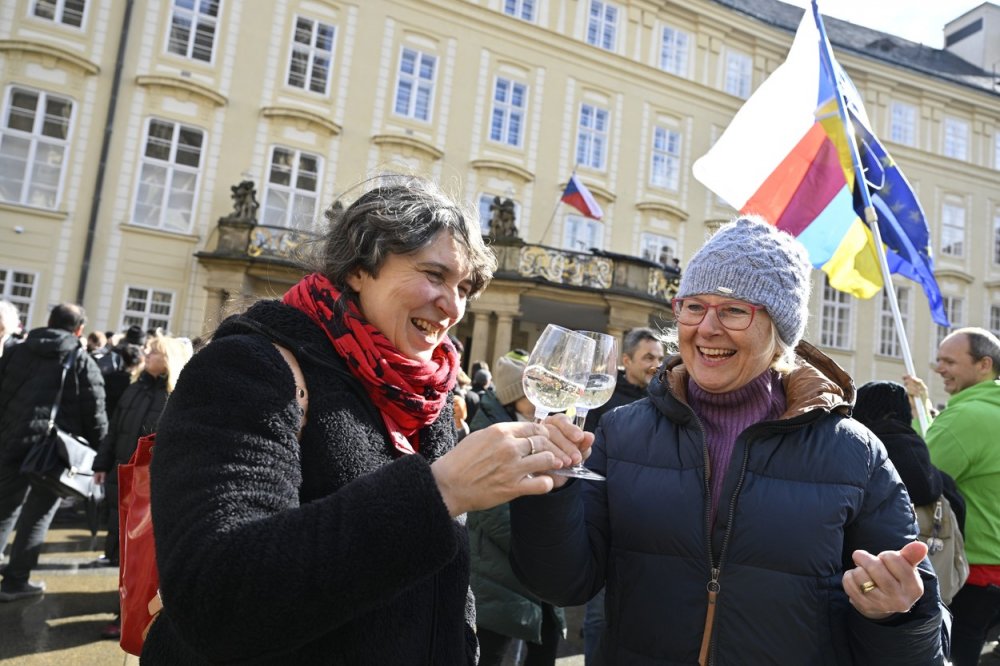 Návštěvníci na třetím nádvoří čekají a připíjejí si na inauguraci nově zvoleného prezidenta Petra Pavla, 9. března 2023, Pražský hrad.