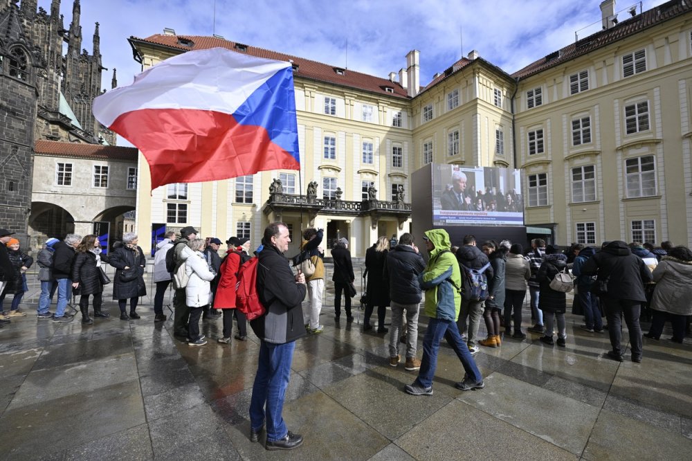 Lidé sledují na velkoplošných obrazovkách na III. nádvoří Pražského hradu inauguraci nově zvoleného prezidenta Petra Pavla, 9. března 2023, Praha