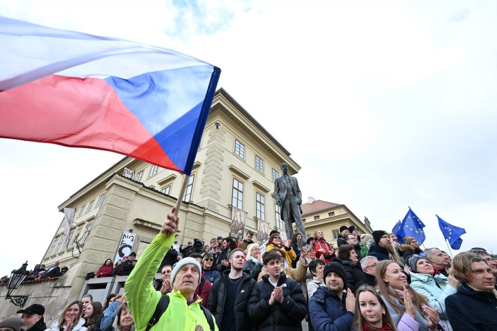 Návštěvníci na třetím nádvoří čekají na inauguraci nově zvoleného prezidenta Petra Pavla, 9. března 2023, Pražský hrad.