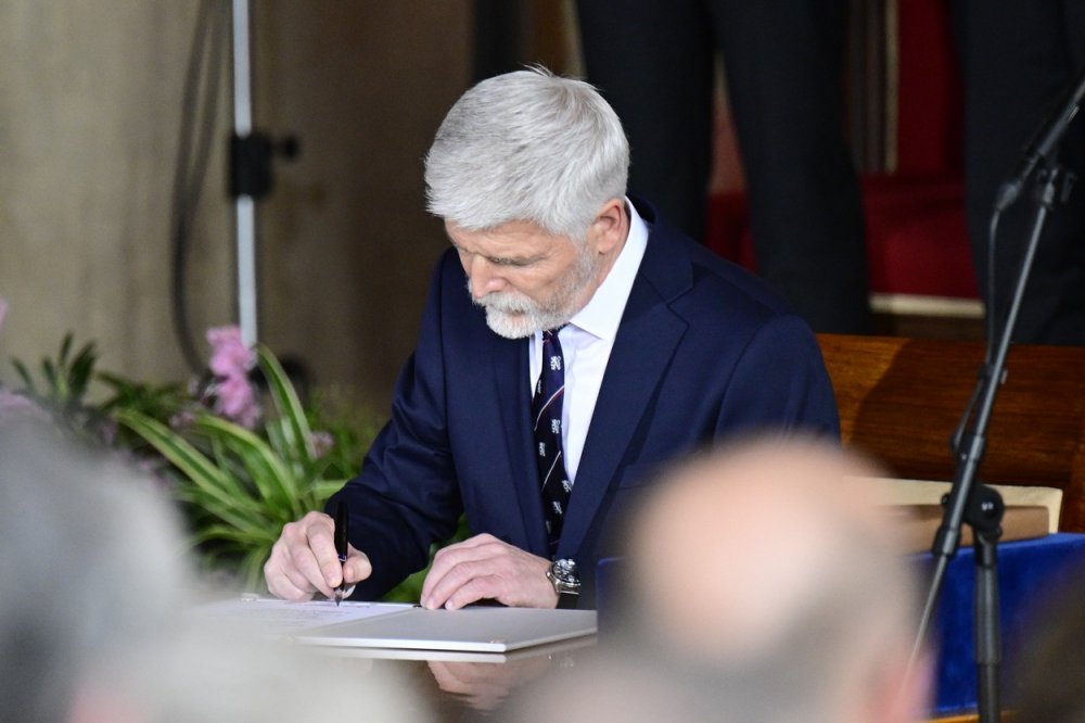 Společná schůze obou komor Parlamentu, na které nově zvolený prezident Petr Pavel složil slib na Ústavu a do rukou předsedy Senátu Miloše Vystrčila (vpravo), 9. března 2023, Vladislavský sál, Pražský hrad.