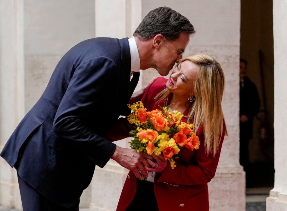 Když se oficiality nepovedou. Nizozemský premiér Mark Rutte (vlevo) předává italské premiérce Giorgii Meloniové kytici tulipánů a mimóz při setkání v sídle italské vlády v Římě, středa 8. března 2023.