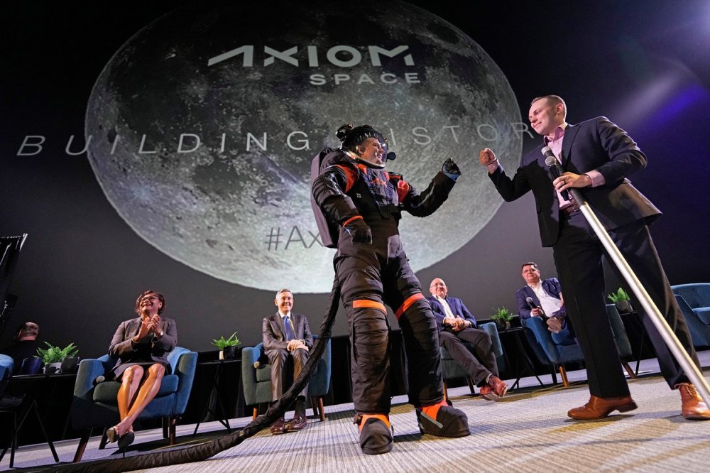 Hlavní inženýr Axiom Space Jim Stein, vlevo, se pěstí zdraví se zástupcem manažera pro aktivity astronautů mimo přistávací modul Russella Ralstona při předvádění prototypu skafandru, ve středu 15. března 2023 v Houstonu. 