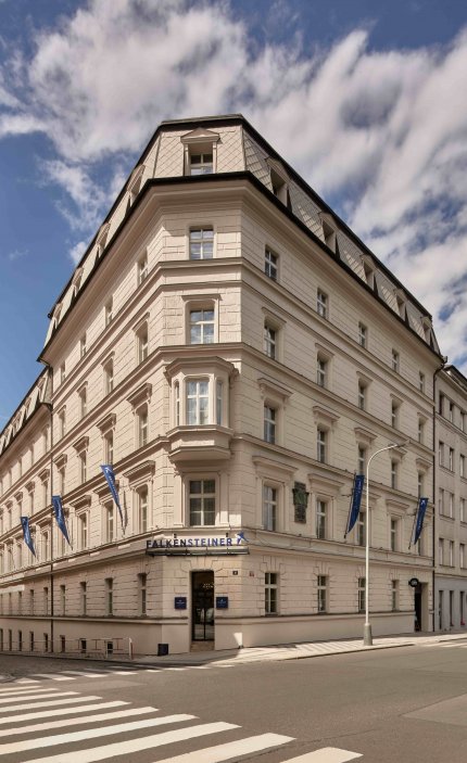 Butikový Falkensteiner Hotel Prague stojí na rohu Opletalovy a Růžové ulice, jen pár minut od pražského Hlavního nádraží.