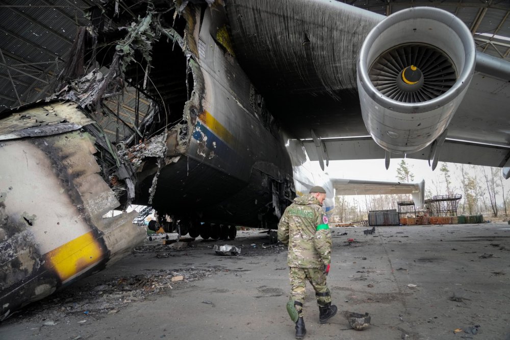 Kdysi největší dopravní letoun na světě, ukrajinský Antonov AN-225 Mrija (v překladu „Sen“), bylo zničeno v prvních dnech ruské invaze na Ukrajinu na letišti Hostomel blízko Kyjeva.