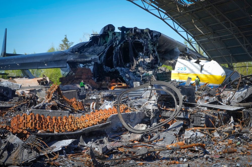 Kdysi největší dopravní letoun na světě, ukrajinský Antonov AN-225 Mrija (v překladu „Sen“), bylo zničeno v prvních dnech ruské invaze na Ukrajinu na letišti Hostomel blízko Kyjeva.