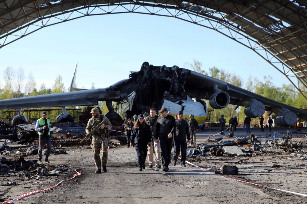 Kdysi největší dopravní letoun na světě, ukrajinský Antonov AN-225 Mrija (v překladu „Sen“), bylo zničeno v prvních dnech ruské invaze na Ukrajinu na letišti Hostomel blízko Kyjeva.