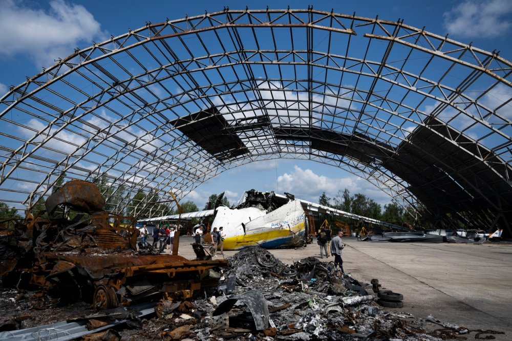 Kdysi největší dopravní letoun na světě, ukrajinský Antonov AN-225 Mrija (v překladu „Sen“), bylo zničeno v prvních dnech ruské invaze na Ukrajinu na letišti Hostomel blízko Kyjeva.