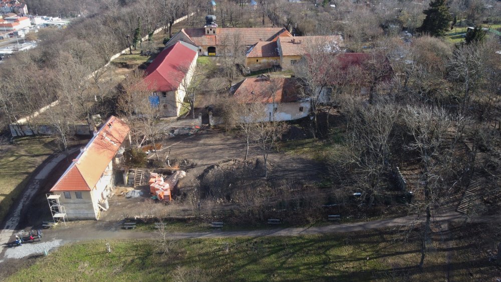 „Historické budovy jsou komplikované a provoz zdravotnického zařízení má určité nároky. Vložit do Cibulky lůžkovou část hospice bez většího zásahu nebylo možné. A to jsme nechtěli. Proto jsme se rozhodli historické budovy, ve kterých bude administrativa a servis, doplnit o výstavbu nové části areálu splňující nároky péče o nemocné v 21. století,“ přibližuje architekt Petr Hájek.