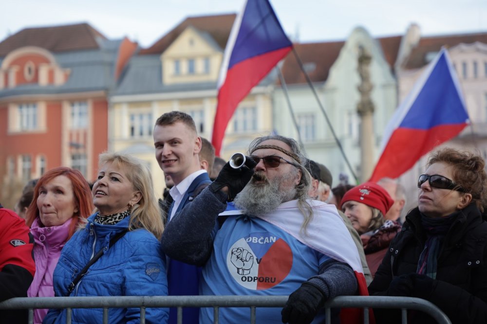 Účastník demonstrace Lidé proti vládě, kterou uspořádalo hnutí SPD 29. března na Masarykově náměstí v Ostravě.