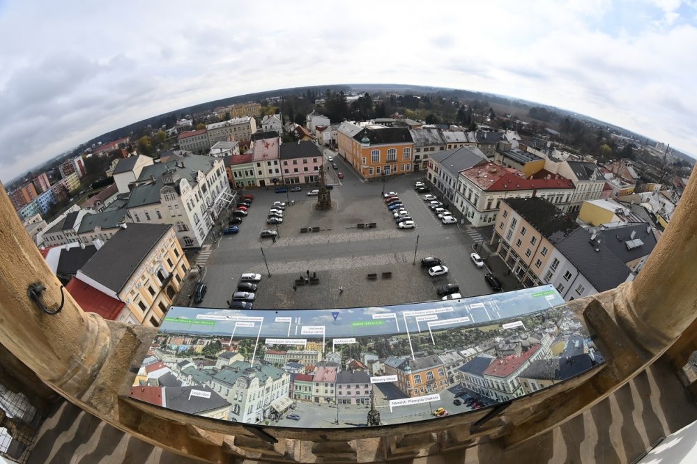 Na ochoz radniční věže ve výšce 33 a půl metru nad náměstím Přemysla Otakara byly instalovány panoramatické panely, díky kterým se návštěvníci při výhledu na okolní krajinu zorientují, 31. března 2023, Litovel, Olomoucko.