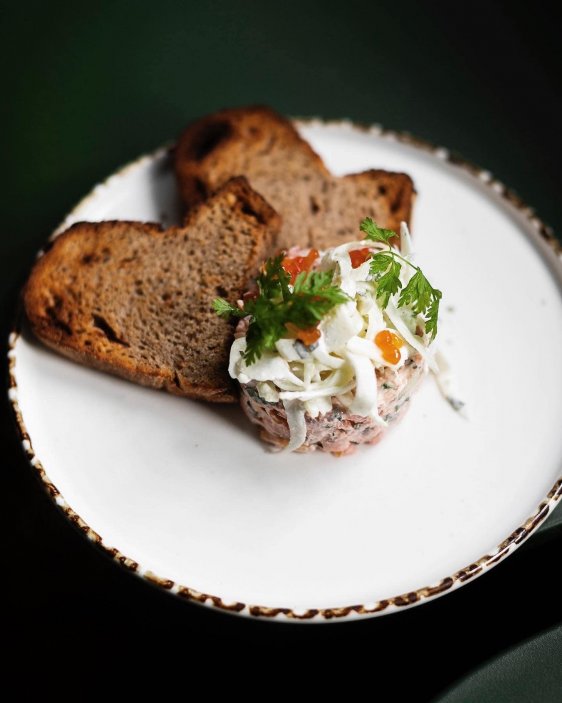 Tatarák ze zauzeného sledě s bylinkovým créme fraiche a lososovitým kaviárem v restauraci U Matěje