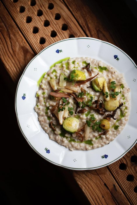 Kroupové rizoto s černým kořenem, růžičkovou kapustou a hlívou ústřičnou v restauraci U Matěje