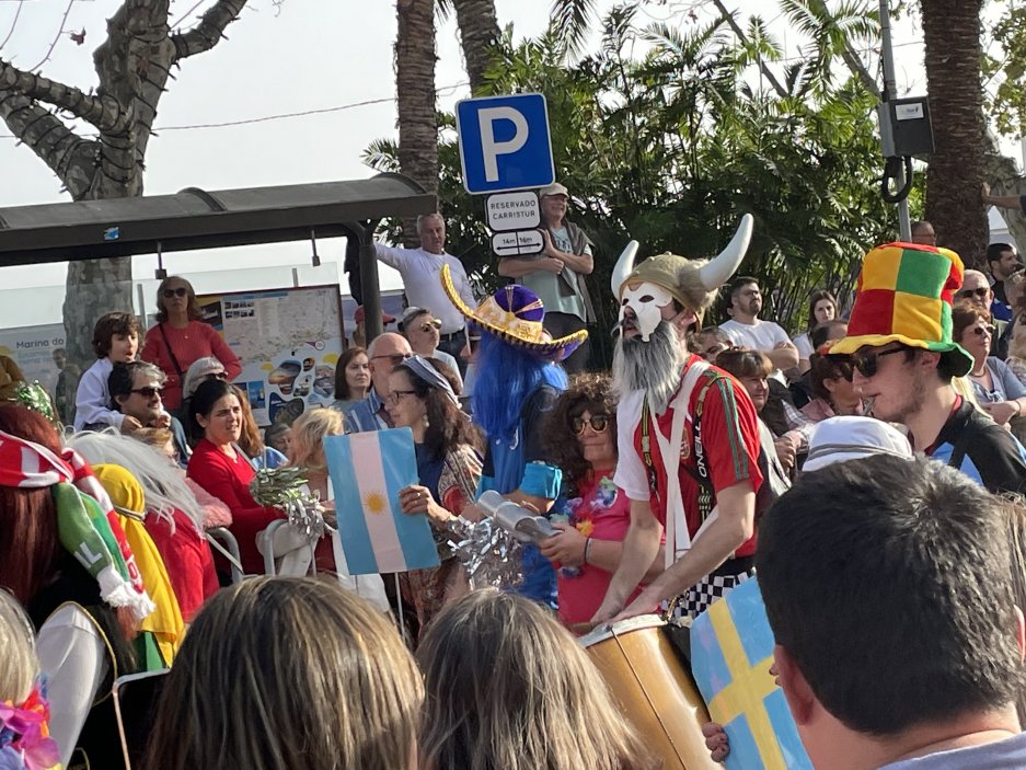 Karneval vrcholí úterním satirickým průvodem „trapalhao“, kdy se publiku představuje dlouhá řada skupin v bizarních kostýmech, které mají vtipně upozorňovat na zdejší politické a sociální problémy. 