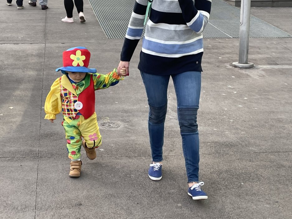 Madeiřané svůj karneval opravdu milují a není tak neobvyklé, že i vedle vás v obecenstvu stojí lidé a děti v žertovných maskách.