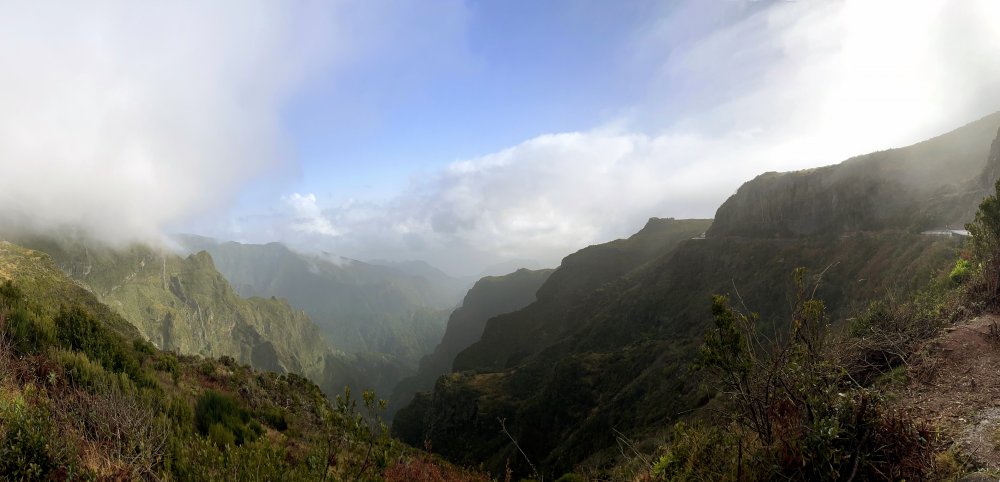 Nejvyšším vrcholem Madeiry je s 1862 metry nad mořem Pico Ruivo, tedy Červený vrchol. Pod hladinou oceánu se ale skrývá ještě dalších zhruba 4000 metrů.