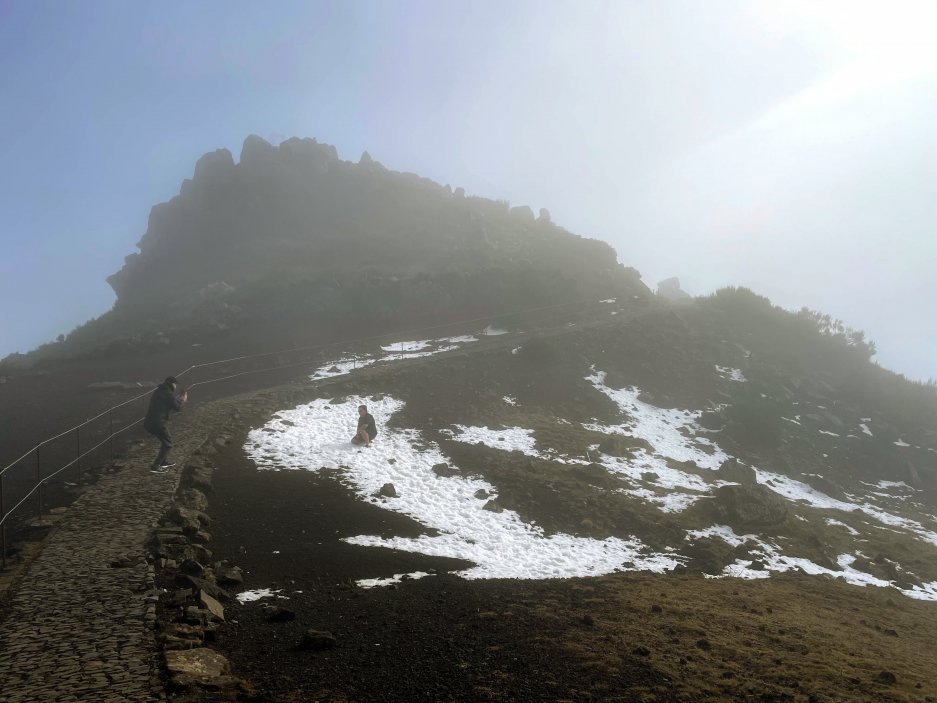 Madeira je ostrov kontrastů. Zatímco dole je teplota 19 stupňů Celsia, na těch cestičkách těch nejvyšších hor leží sníh a vyplatí se tak mít sebou několik vrstev oblečení. Pico de Arieiro 1818 m.n.m.