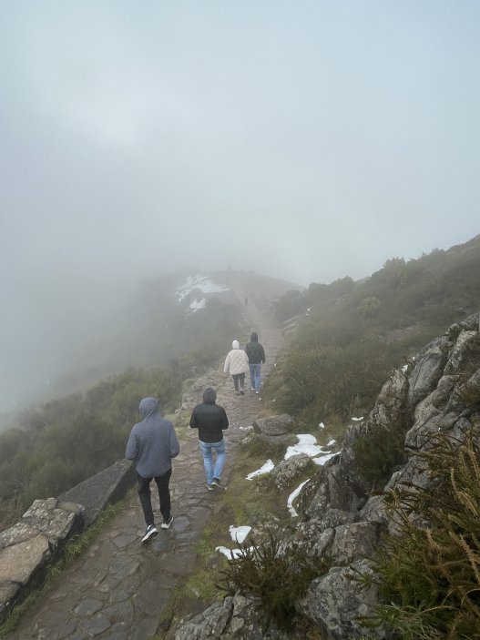 I tady jsou vrcholové turistické cestičky, aby se mohl člověk kochat výhledy, pokud není zrovna mlha. 