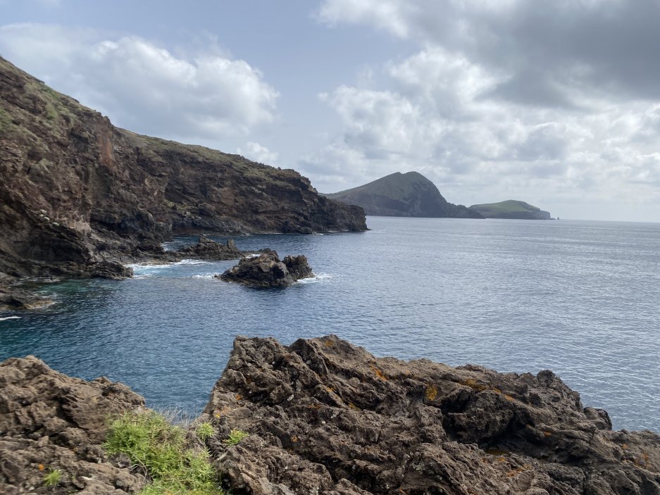 V blízkosti městečka Canical  jsou oblíbené lokality pro adrenalinovou aktivitu zvanou coasteering, kdy se skáče ze skály do vody a plave se podél kamenitého pobřeží a přelézají se skaliska.