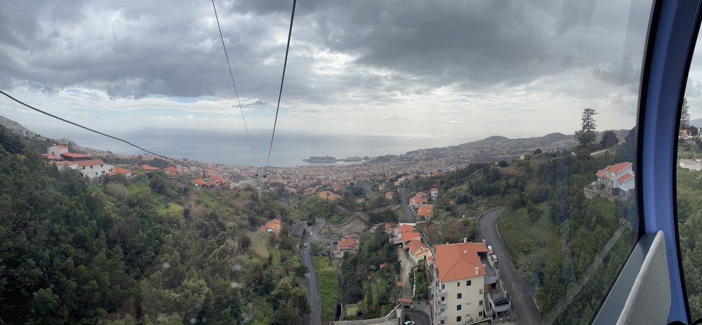 Hlavní město Madeiry je Funchal, který má obdobný počet obyvatel jako kupříkladu naše Ostrava, je hlavním městem ostrova a sídlí v něm i všechny významné vládní instituce.