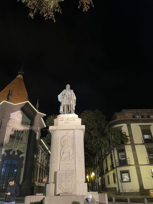 Socha objevitele ostrova - J.G.Zarka - Pod portugalskou vlajkou existuje Madeira už od 15.století. Portugalští mořeplavci nejprve objevili 40 kilometrů vzdálený ostrov Ponto Santo roku 1418 a až od dva roku později stejný mořeplavec, J.G.Zarka, objevil i samotnou Madeiru. Na historických mapách je možné Madeiru nalézt ale od poloviny 14.století. 