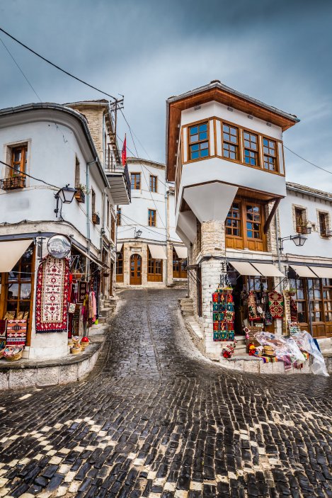 Stejně jako Berat i město Gjirokastër asi 20 kilometrů od řecké hranice je zapsáno na seznamu UNESCO.