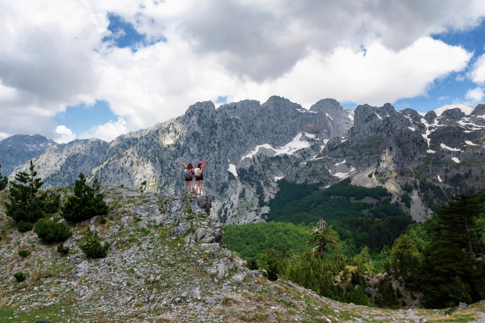 Více než 70 % státu je pokryto horskými masivy, kterým dominuje divoká a dosud lidmi nedotčená příroda.