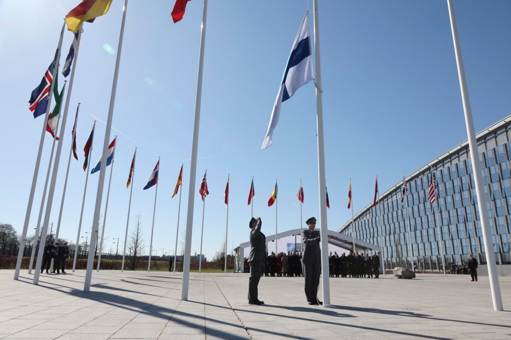 Vojáci vztyčují vlajku Finska na ceremonii během zasedání ministrů zahraničí NATO v sídle NATO v Bruselu v úterý 4. dubna 2023. Finsko se v úterý připojilo k vojenské alianci NATO, důvodem jsou obavy o bezpečnost v důsledku invaze Moskvy na Ukrajinu