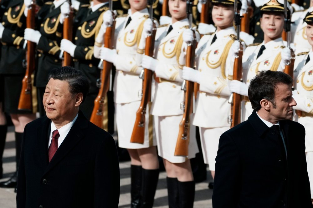 Nesoulad? Čínský prezident Si Ťin-pching (vlevo) a francouzský prezident Emmanuel Macron během uvítacího ceremoniálu v Pekingu, Čína, čtvrtek 6. dubna 2023.