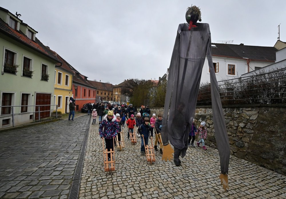 Průvod s hrkačkami, klapačkami a figurínou Morany prošel přes židovské město k řece Jihlavě, do níž byla vhozena hlava figuríny jako symbolu končící zimy, 8. dubna 2023, Třebíč.