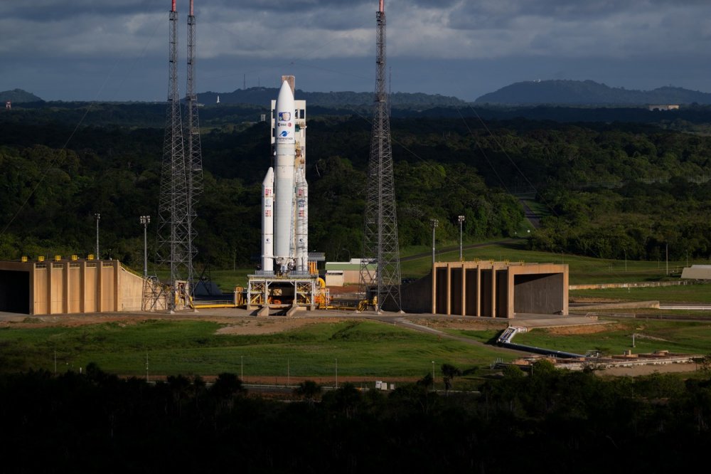 Raketa Ariane 5 s obří sondou Juice čeká na svůj start. Cílem družice je Jupiter a jeho měsíce