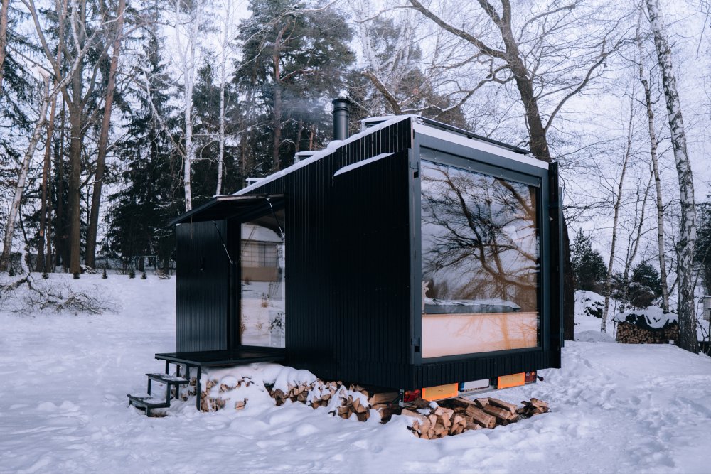 Kebin House je mobilní kontejner. Na malém prostoru nabízí vše, co potřebujete pro aktivní nebo pasivní odpočinek. Jeho vnější rozměry jsou 2,6x7m a výška 2,78m. 