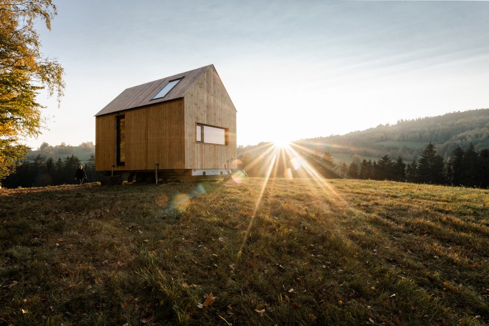 Minimalistický domek je navržen jako off-grid, k provozu tudíž nepotřebuje napojení na sítě. Navrhli ho Zina a Marek Petríkovi.