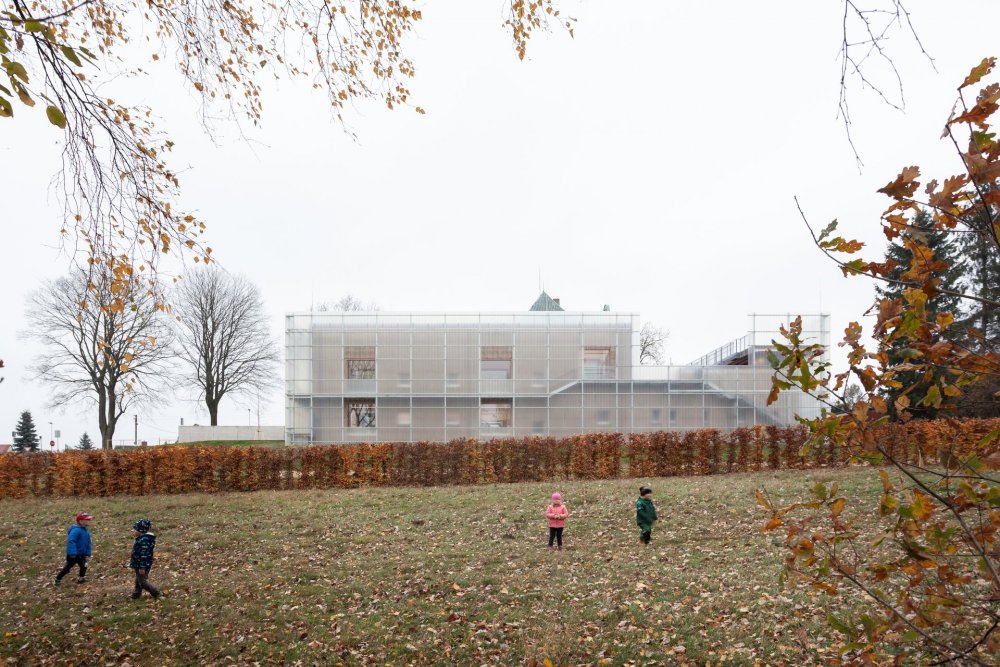 Školku na pozemek v těsném sousedství střední školy a zástavby starších rodinných domů navrhli architekti Petr Stolín a Alena Mičeková.