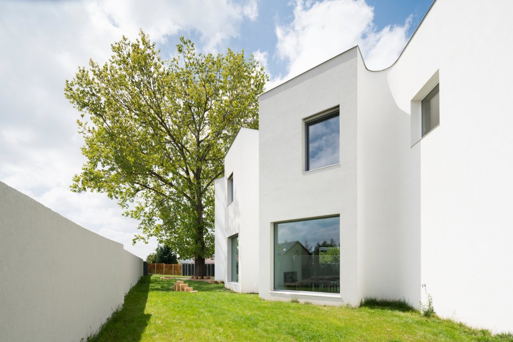 Se svým nápadem vybudovat školku zaměřenou na montessori pedagogiku dobrovolný hasič s manželkou oslovili architektonické studio No Architects. 