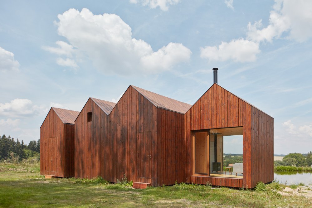 Inspirováni tradičními rybářskými boudami navrhli architekti ze studia A111 na břehu rybníka, zasazeného v malebné krajině Vysočiny, malou chatu. Její velikost limituje legislativa.