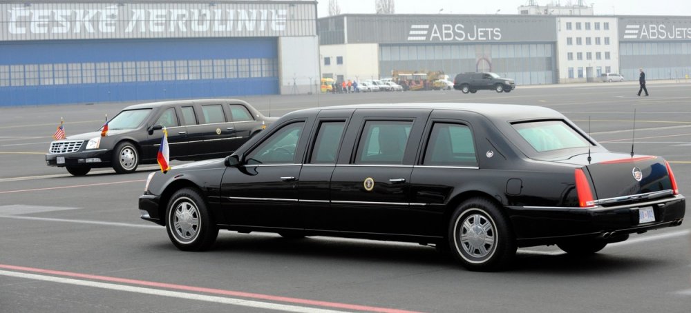 Pancéřované limuzíny Cadillac One amerického prezidenta na pražském letišti Ruzyně, kde Barack Obama 5. dubna 2009 ukončil tehdejší návštěvu České republiky.