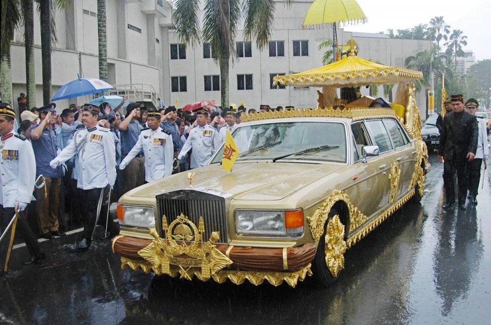 V dlouhém zlatém voze Rolls-Royce bez střechy se vydali novomanželé korunní princ brunejského sultanátu Haji Muhtadee Billah a sedmnáctiletá studentka Sarah Sallehová na osmikilometrovou slavnostní jízdu rozjásanou brunejskou metropolí Bandar Seri Begawan, kde si 9. září 2004 řekli své „ano". Doprovázely je další 103 limuzíny a vozy s členy rodiny.