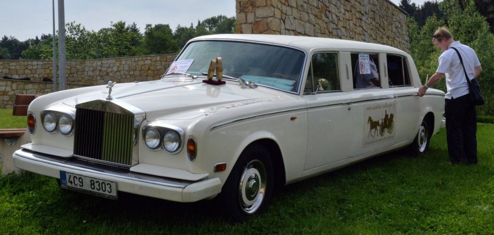 Limuzína Rolls-Royce Silver Shadow pro osm lidí sloužící jako nájemní vůz pro svatby tak, jak si ji mohli prohlédnout návštěvníci srazu vozů Rolls-Royce a Bentley 23. května 2015 v Praze.