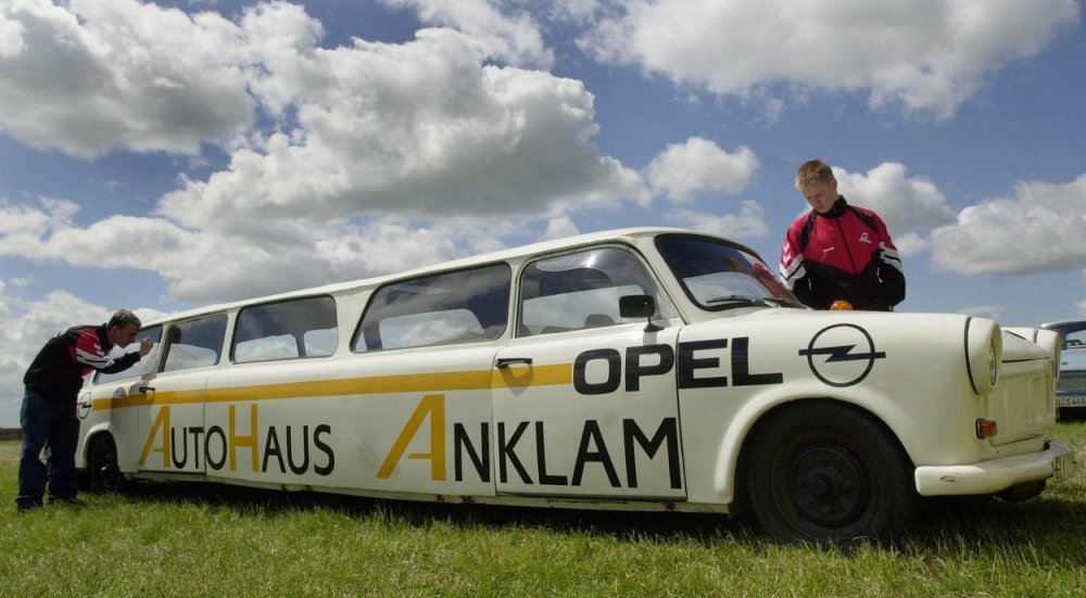 Mladí návštěvníci obdivují osmimetrovou limuzínu značky trabant, která je jedním z exponátů na výstavě těchto kultovních východoněmeckých vozidel zahájené 20. května 2004 v německém Anklamu. 