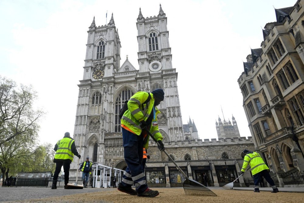 Prostranství před Westminster Abbey prošlo před korunovací důkladným úklidem.