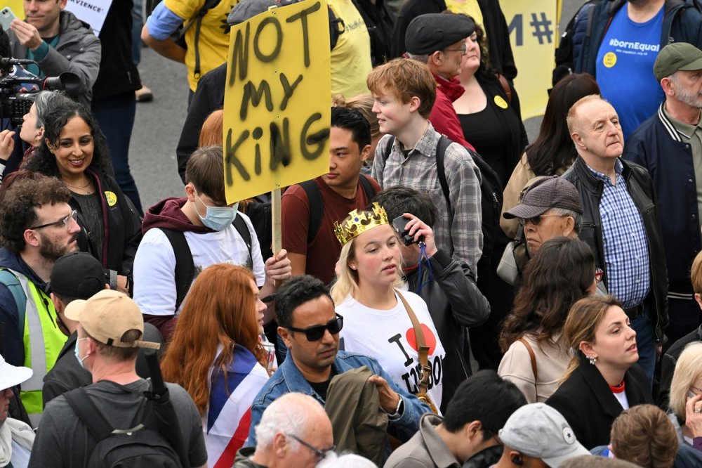 Ne všichni jsou z nového krále nadšeni - jako například jeden z účastníků s transparentem "Not My King".