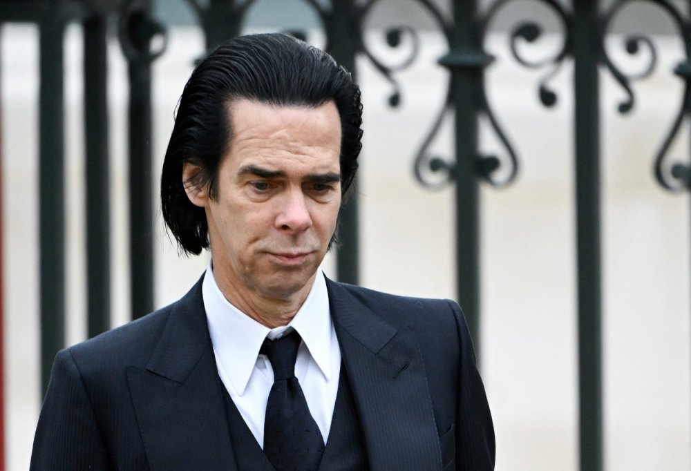 Korunovaci si nenechaly ujít stovky osobností ze všech oblastí lidské činnosti - jako třeba proslulý zpěvák a skladatel Nick Cave, původem Australan.