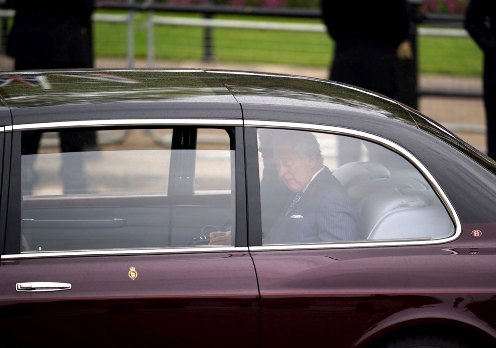 Král Karel III. při příjezdu do Buckinghamského paláce.