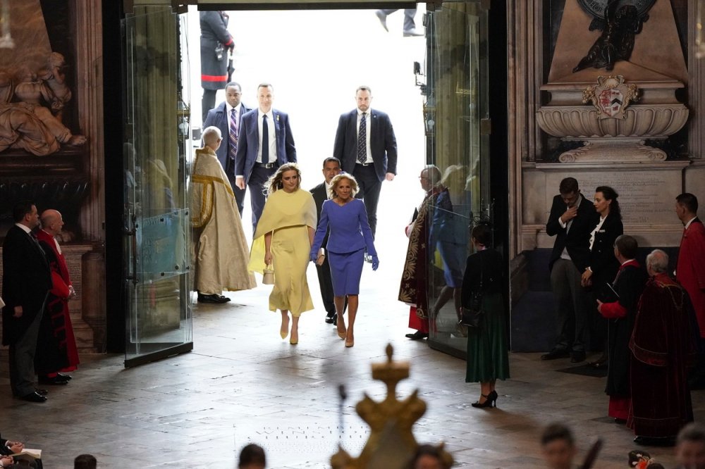 Do Westminster Abbey přichází první dáma USA Jill Bidenová a její vnučka Finnegan.