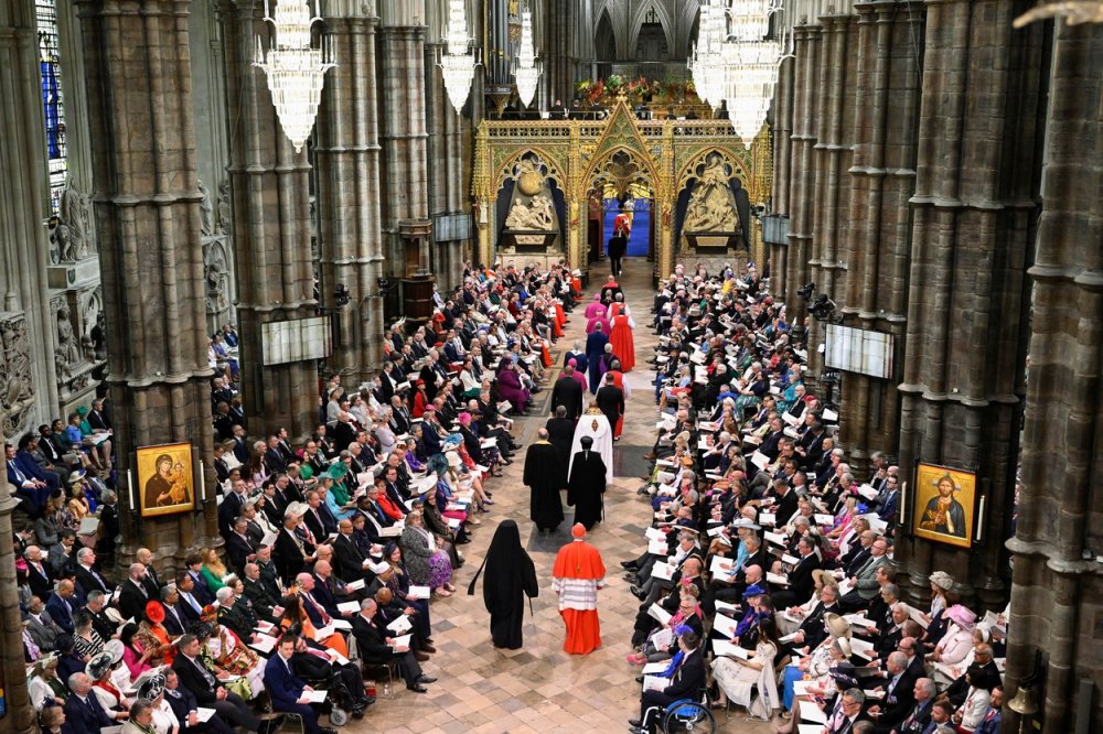 Pohled na poslední přípravy přímo ve Westminster Abbey