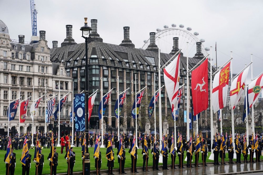 Pohled na Parliament Square před korunovací.