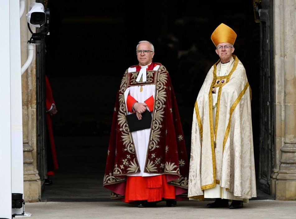 Westminsterský děkan David Hoyle a archibiskup z Canterbury Justin Welby čekají na příchod krále Karla III.